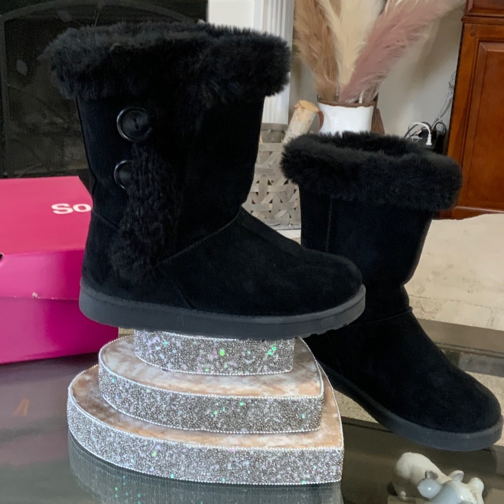 SO Women's Black Button-Accent Winter Boots